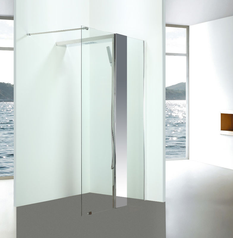 Paseo profesional del cuarto de baño en los recintos de la ducha, recintos de cristal claros de la ducha